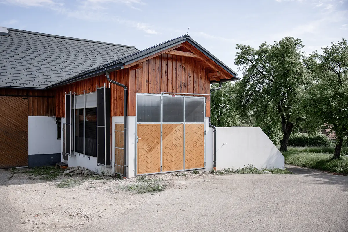 Landwirtschaftliches Wirtschaftsgebäude errichtet von Hongar Bau – funktionale Halle mit Stahlkonstruktion