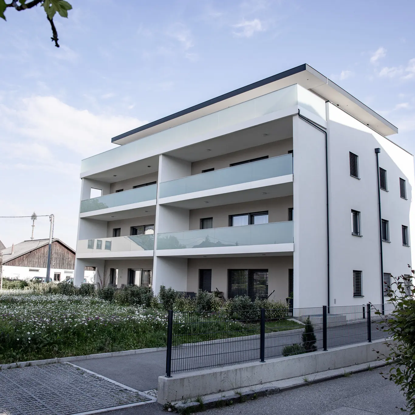 Neubau von modernen Wohnungen durch Hongar Bau – Mehrparteienhaus mit Balkonen und großzügigen Fensterfronten