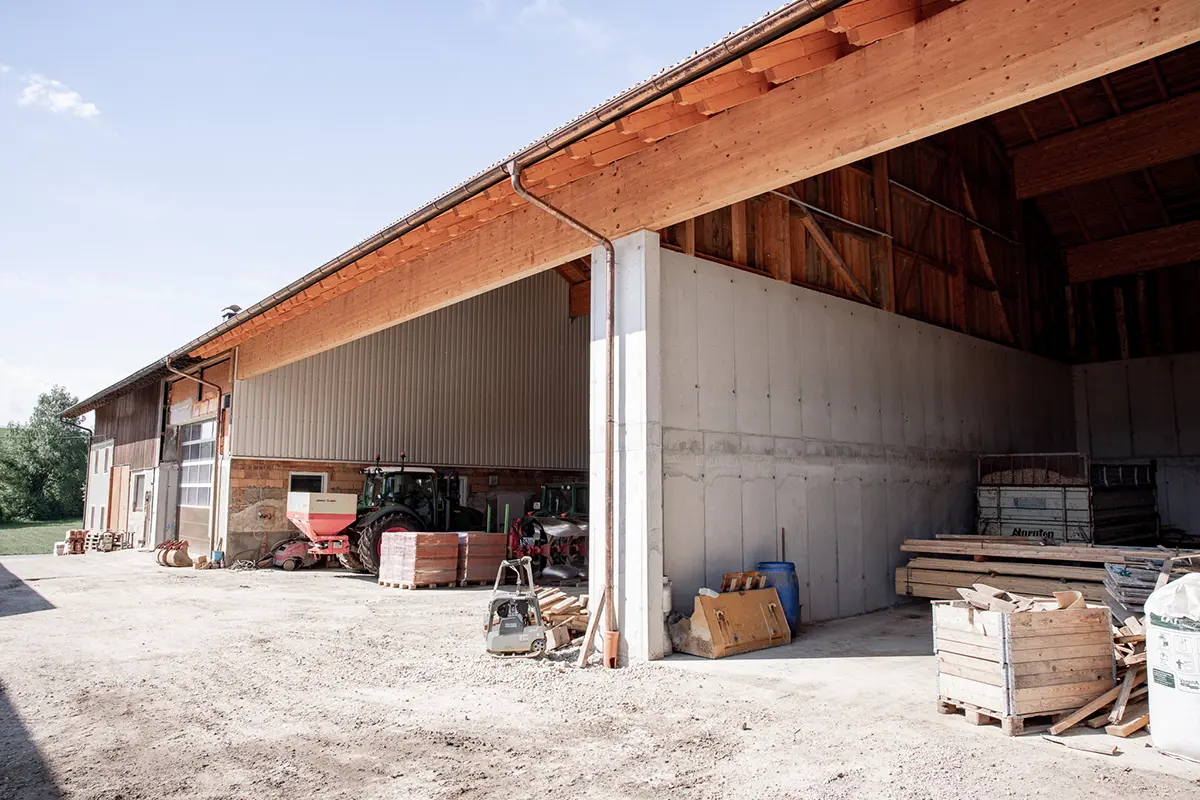 Landwirtschaftliches Wirtschaftsgebäude errichtet von Hongar Bau – funktionale Halle