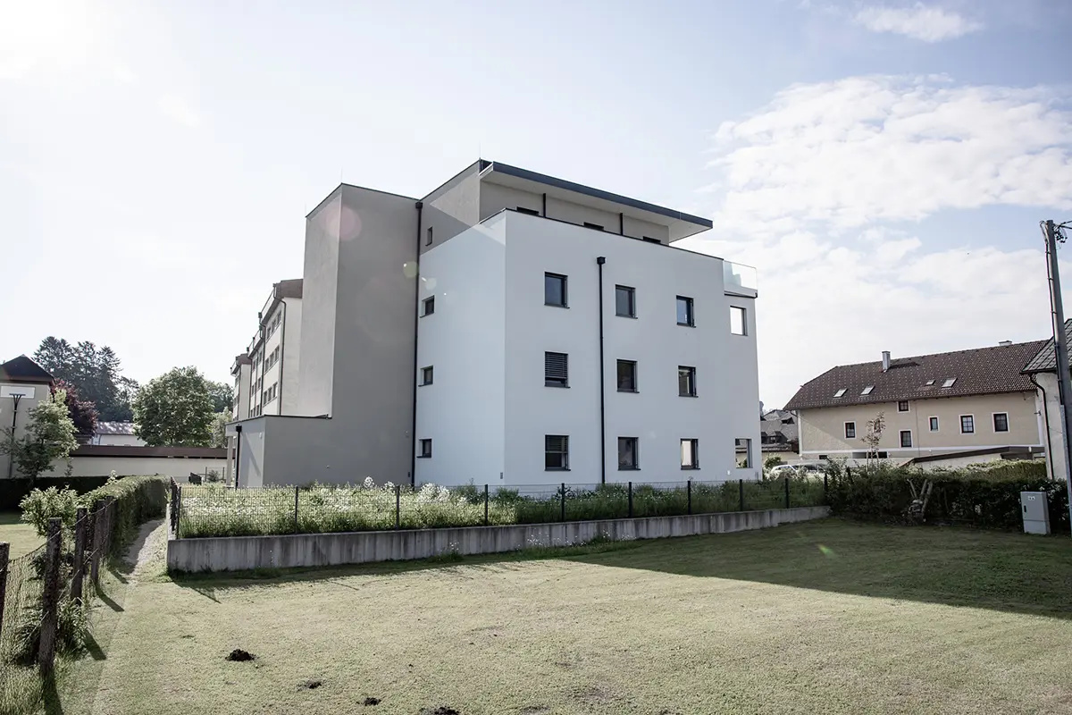 Neubau von modernen Wohnungen durch Hongar Bau – Mehrparteienhaus mit Balkonen und großzügigen Fensterfronten