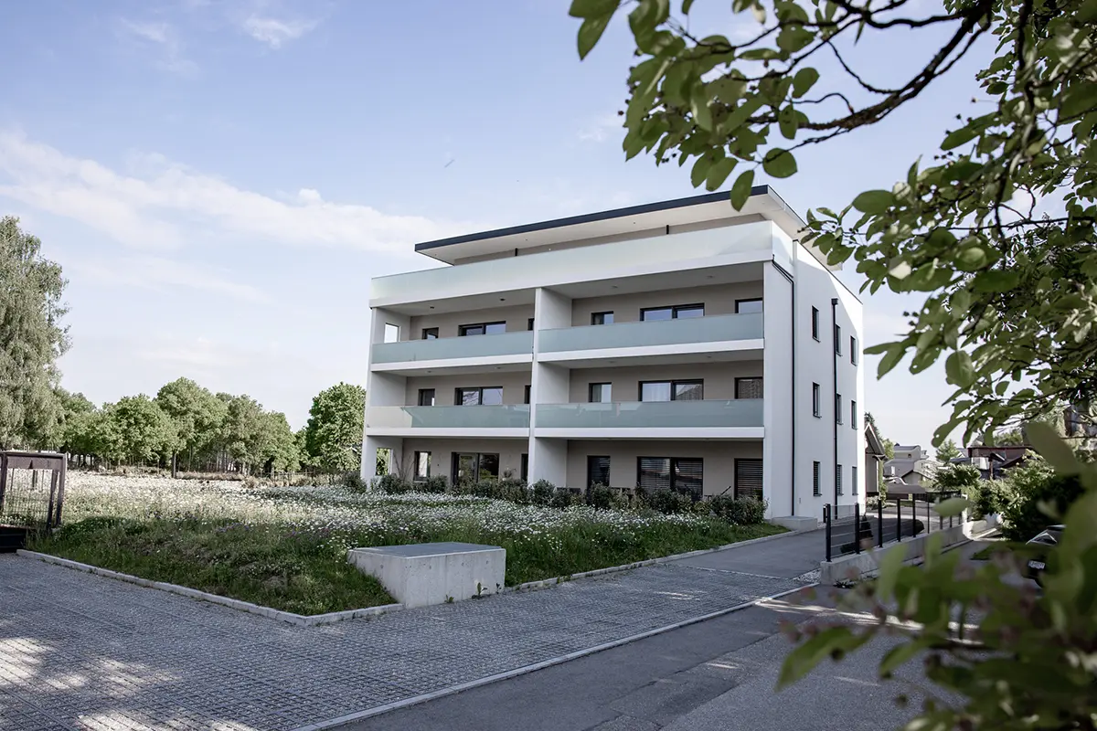 Neubau von modernen Wohnungen durch Hongar Bau – Mehrparteienhaus mit Balkonen und großzügigen Fensterfronten